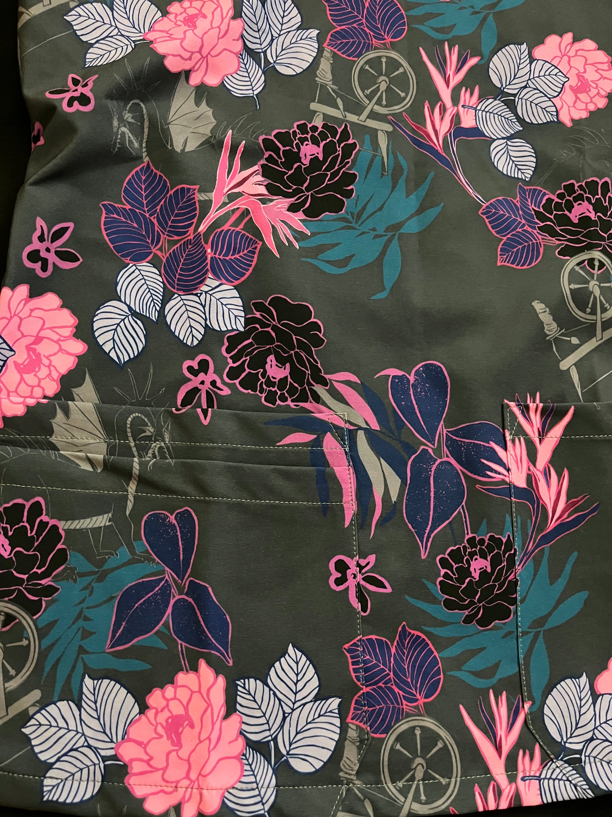 Detalle tela sublimada flores gótico dragón - top clínico mujer Nicosé
