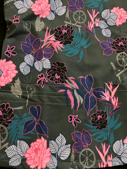 Detalle tela sublimada flores gótico dragón - top clínico mujer Nicosé