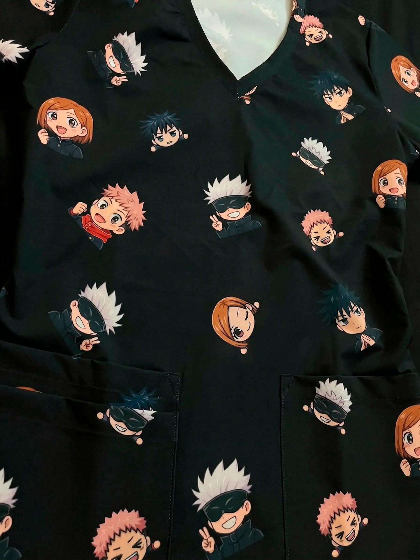 Detalle tela sublimada Jujutsu Kaisen - top clínico mujer Nicosé