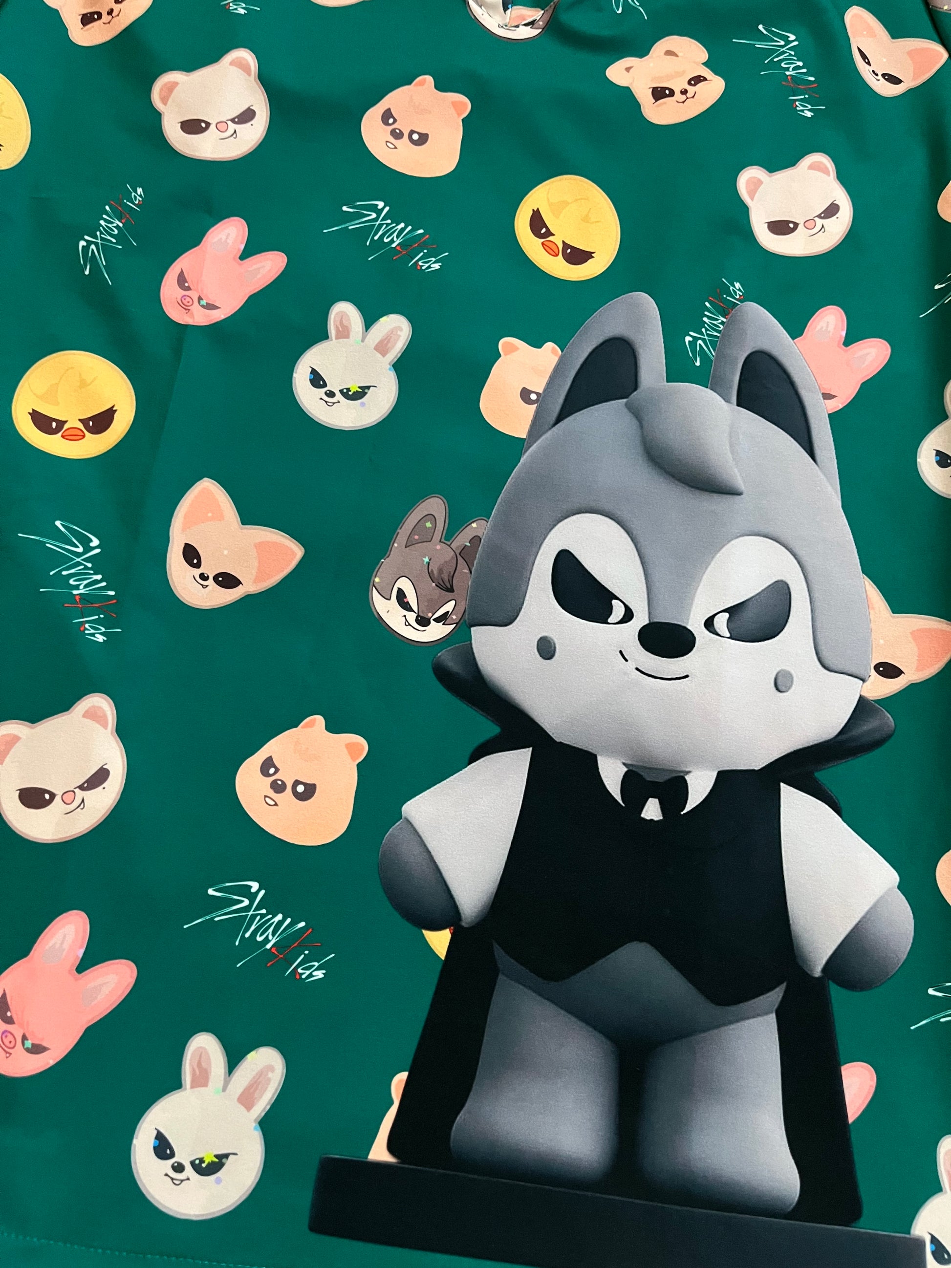 Detalle tela sublimada Stray Kids Wolfchan - top clínico mujer Nicosé