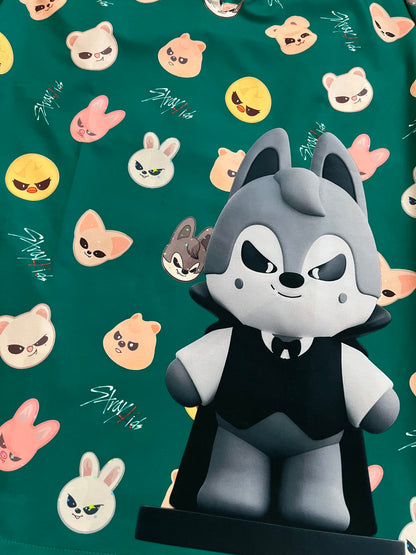 Detalle tela sublimada Stray Kids Wolfchan - top clínico mujer Nicosé