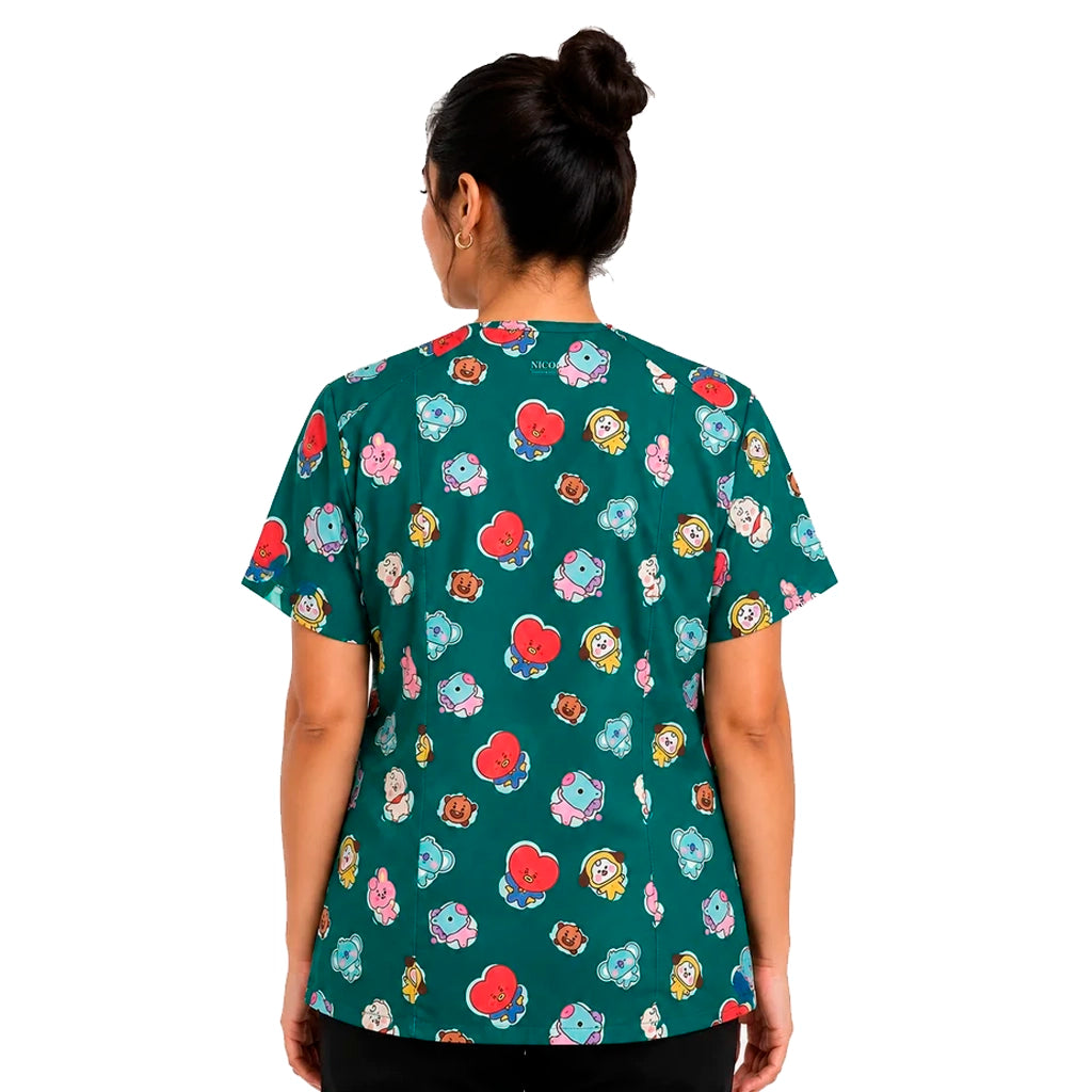 Top clínico de mujer con diseño BT21 Verde, vista 2