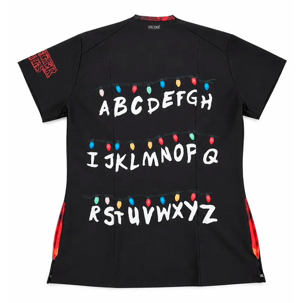 Top clínico de mujer con diseño Stranger Things, vista 4
