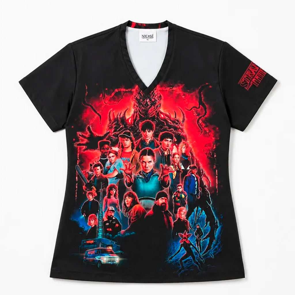 Top clínico de mujer con diseño Stranger Things, vista 3