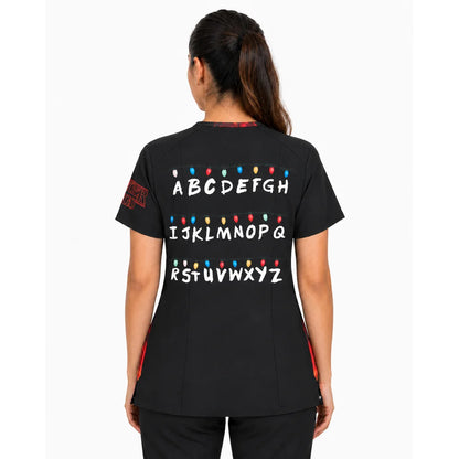 Top clínico de mujer con diseño Stranger Things, vista 2