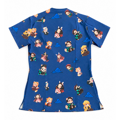 Top clínico de mujer con diseño Demon Slayer Azul Marino, vista 4