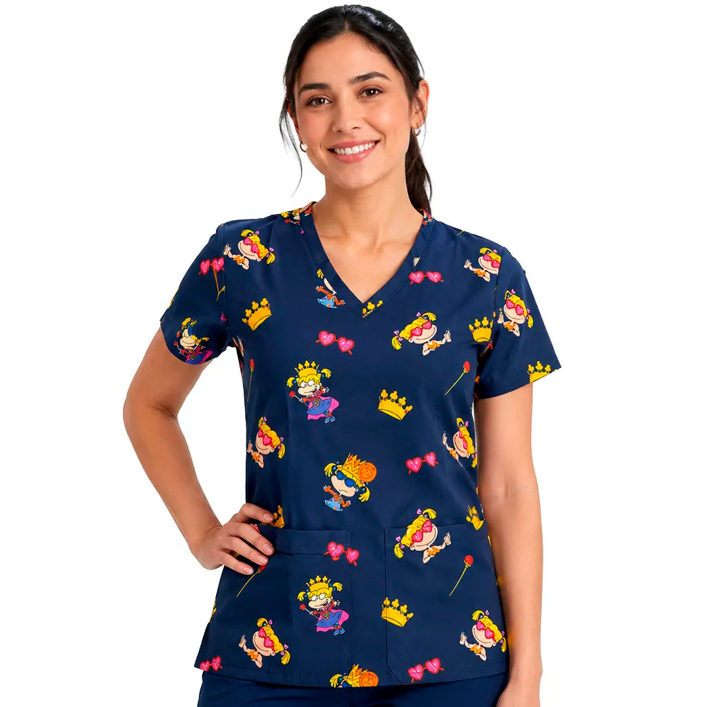 Top clínico mujer Angélica Rugrats Azul Marino puesto por modelo, vista frontal