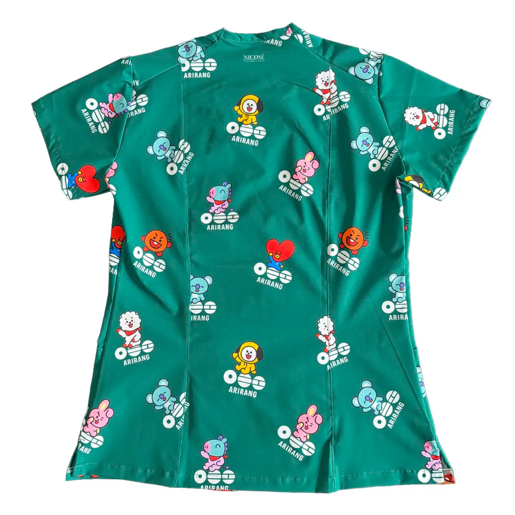 Top clínico mujer antifluido estampado BT21 Arirang Verde, vista trasera