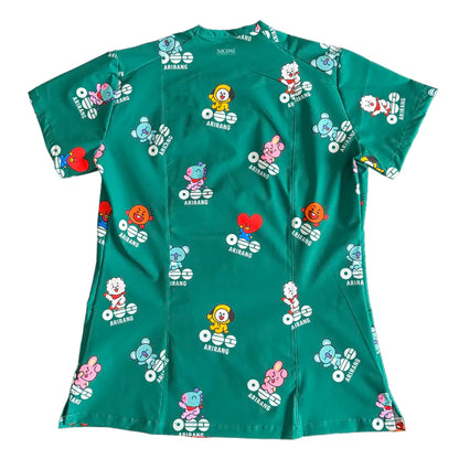 Top clínico mujer antifluido estampado BT21 Arirang Verde, vista trasera