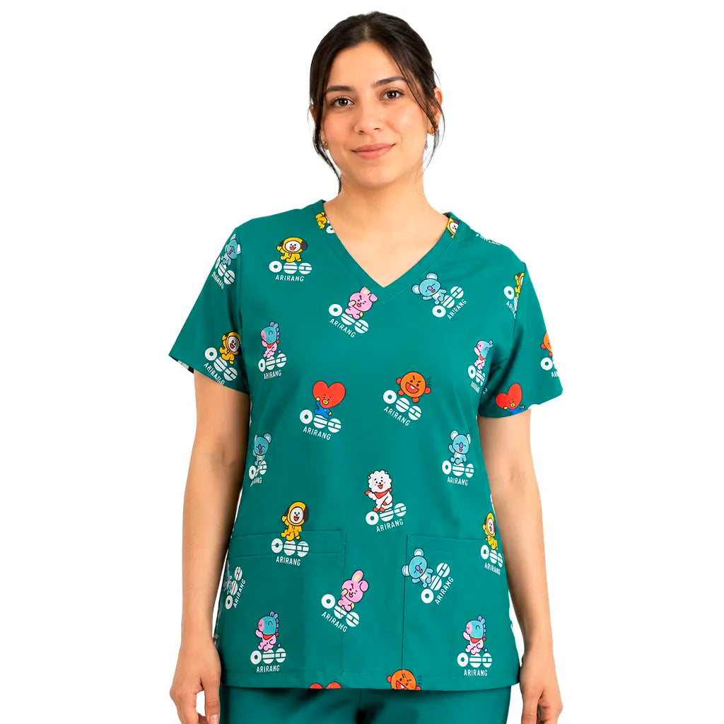 Top clínico mujer BT21 Arirang Verde puesto por modelo, vista frontal