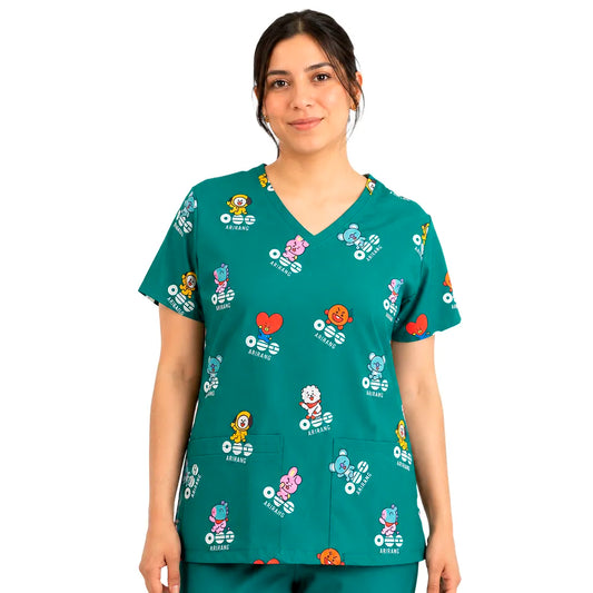 Top clínico mujer BT21 Arirang Verde puesto por modelo, vista frontal