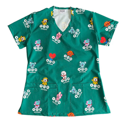 Top clínico mujer antifluido estampado BT21 Arirang Verde, vista frontal