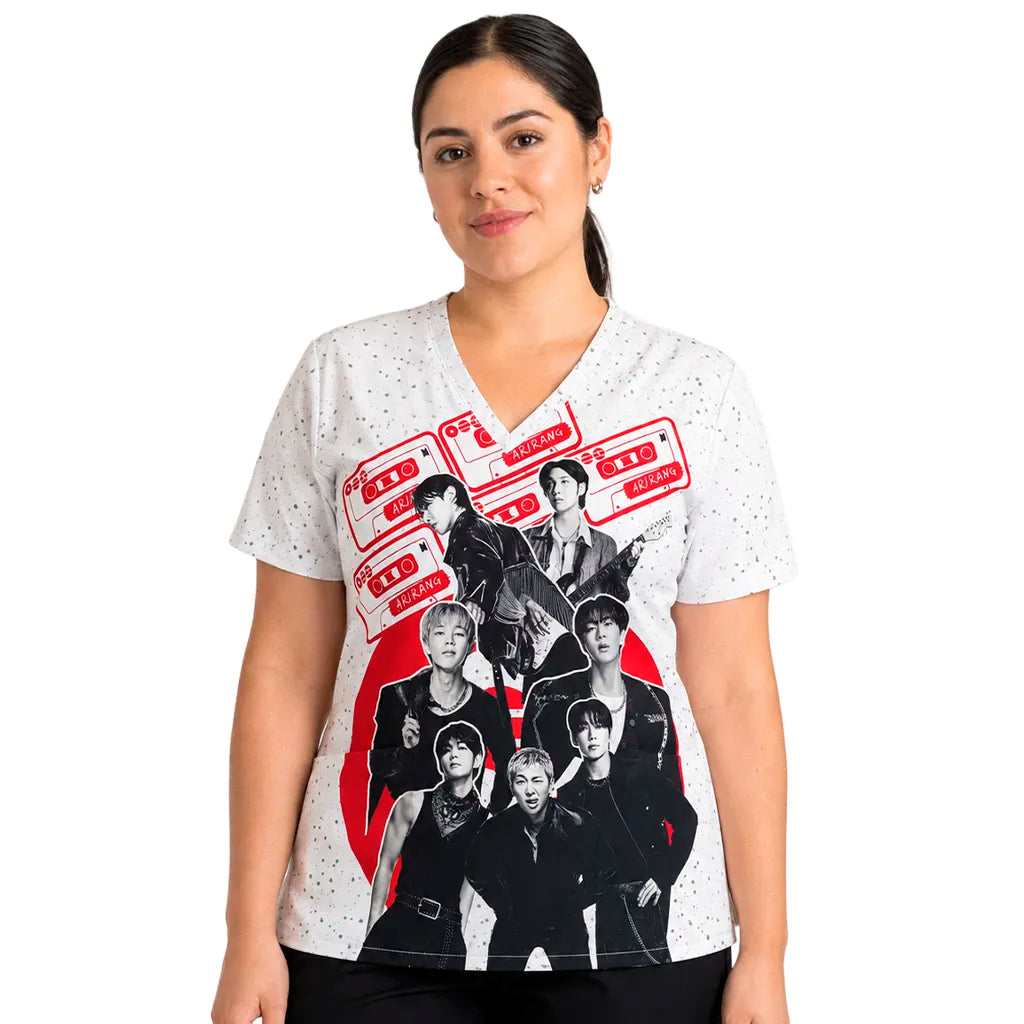 Top clínico mujer BTS Arirang Hueso puesto por modelo, vista frontal