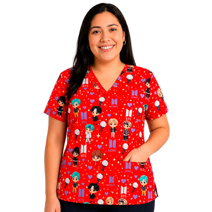 Top clínico mujer BTS Kawaii Rojo puesto por modelo, vista frontal