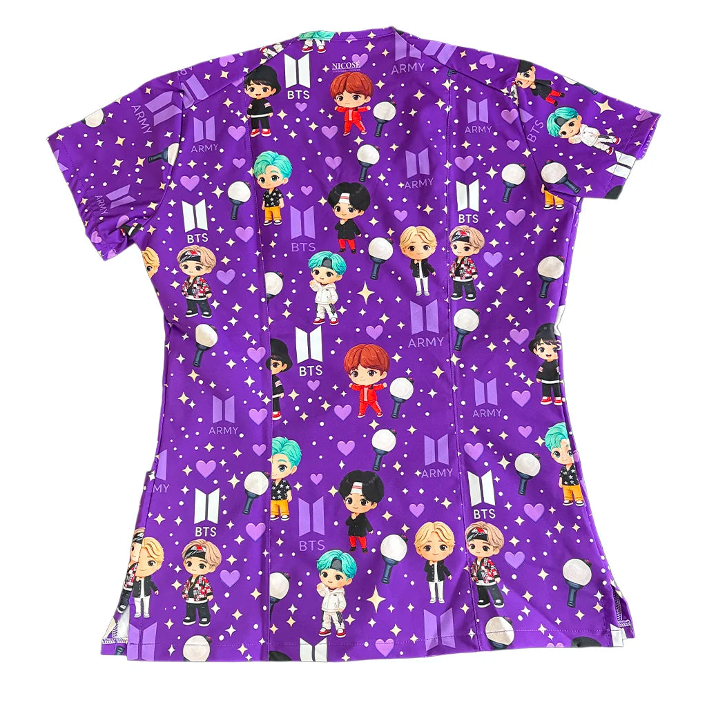 Top clínico mujer antifluido estampado BTS Tinytan Morado, vista trasera