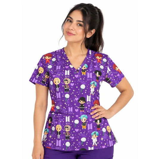 Top clínico mujer BTS Tinytan Morado puesto por modelo, vista frontal