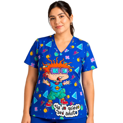 Top clínico mujer Carlitos Rugrats Azul Rey puesto por modelo, vista frontal