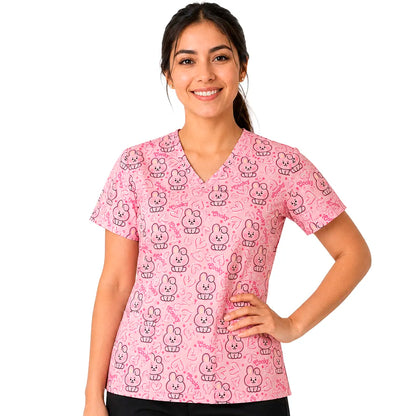 Top clínico mujer Cooky Corazones Rosado puesto por modelo, vista frontal