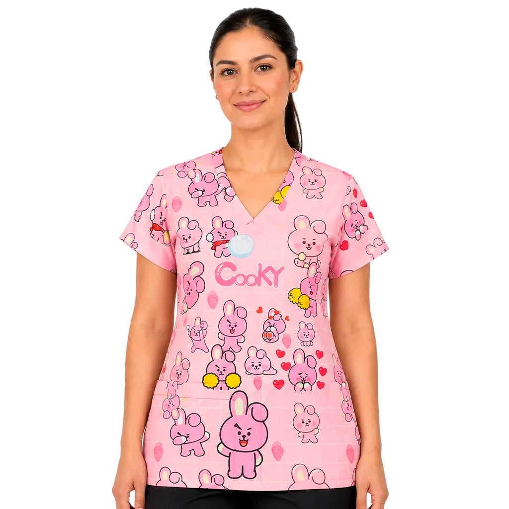 Top clínico mujer Cooky Kawaii Rosado puesto por modelo, vista frontal