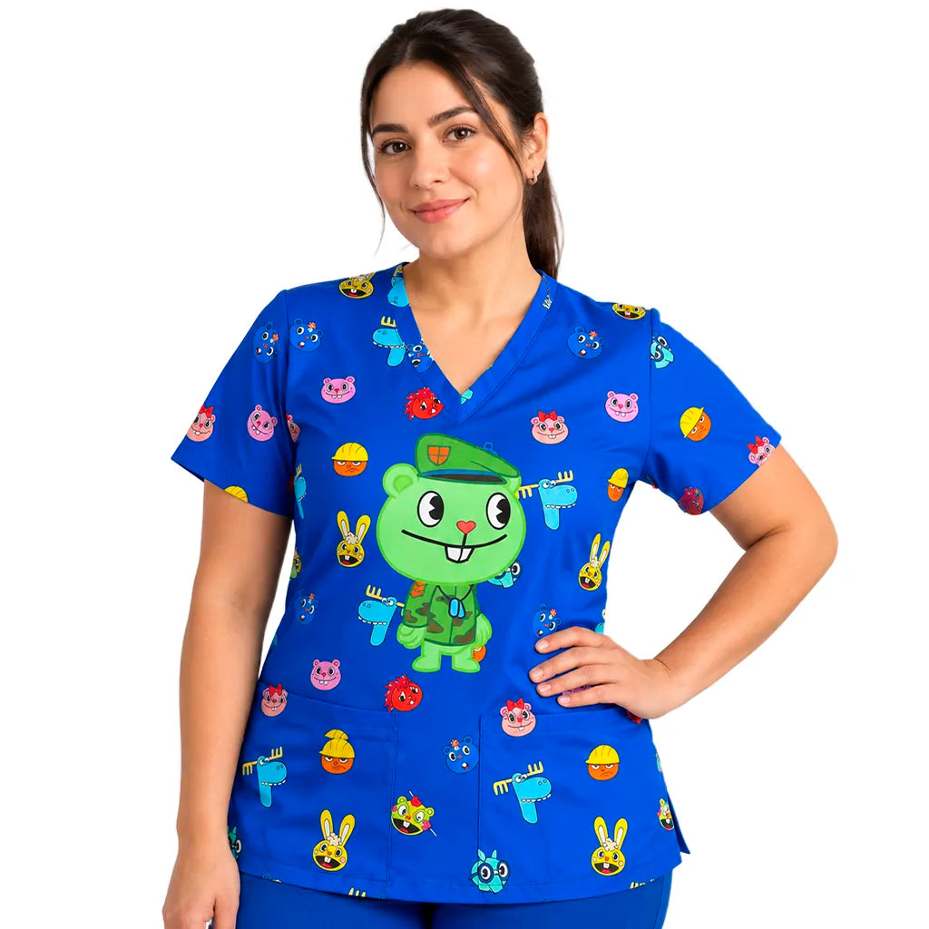 Top clínico mujer Happy Tree Friends Azul Rey puesto por modelo, vista frontal