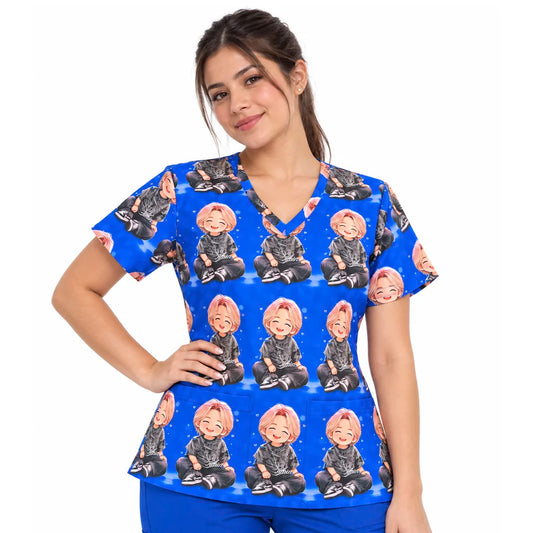 Top clínico mujer Jimin Kawaii Azul Rey puesto por modelo, vista frontal