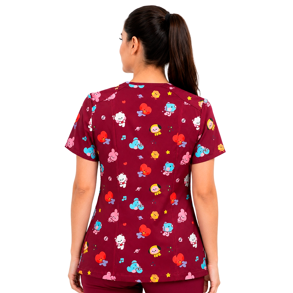 Top clínico mujer BT21 kawaii burdeo puesto por modelo, vista trasera