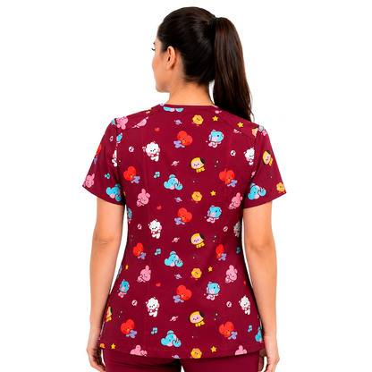 Top clínico mujer BT21 kawaii burdeo puesto por modelo, vista trasera