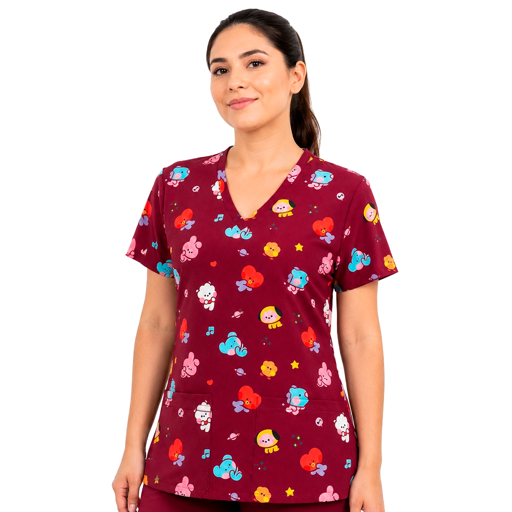 Top clínico mujer BT21 kawaii burdeo puesto por modelo, vista frontal