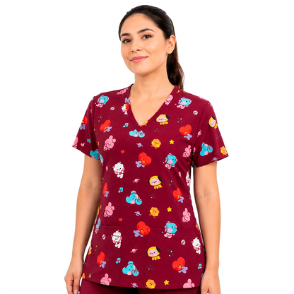 Top clínico mujer BT21 kawaii burdeo puesto por modelo, vista frontal