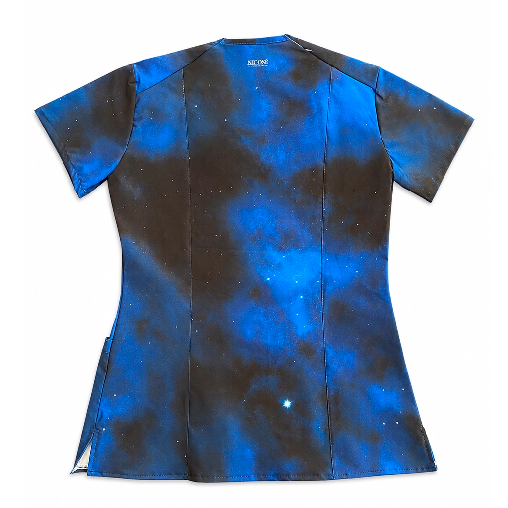 Top clínico mujer antifluido estampado galaxia azul, vista trasera