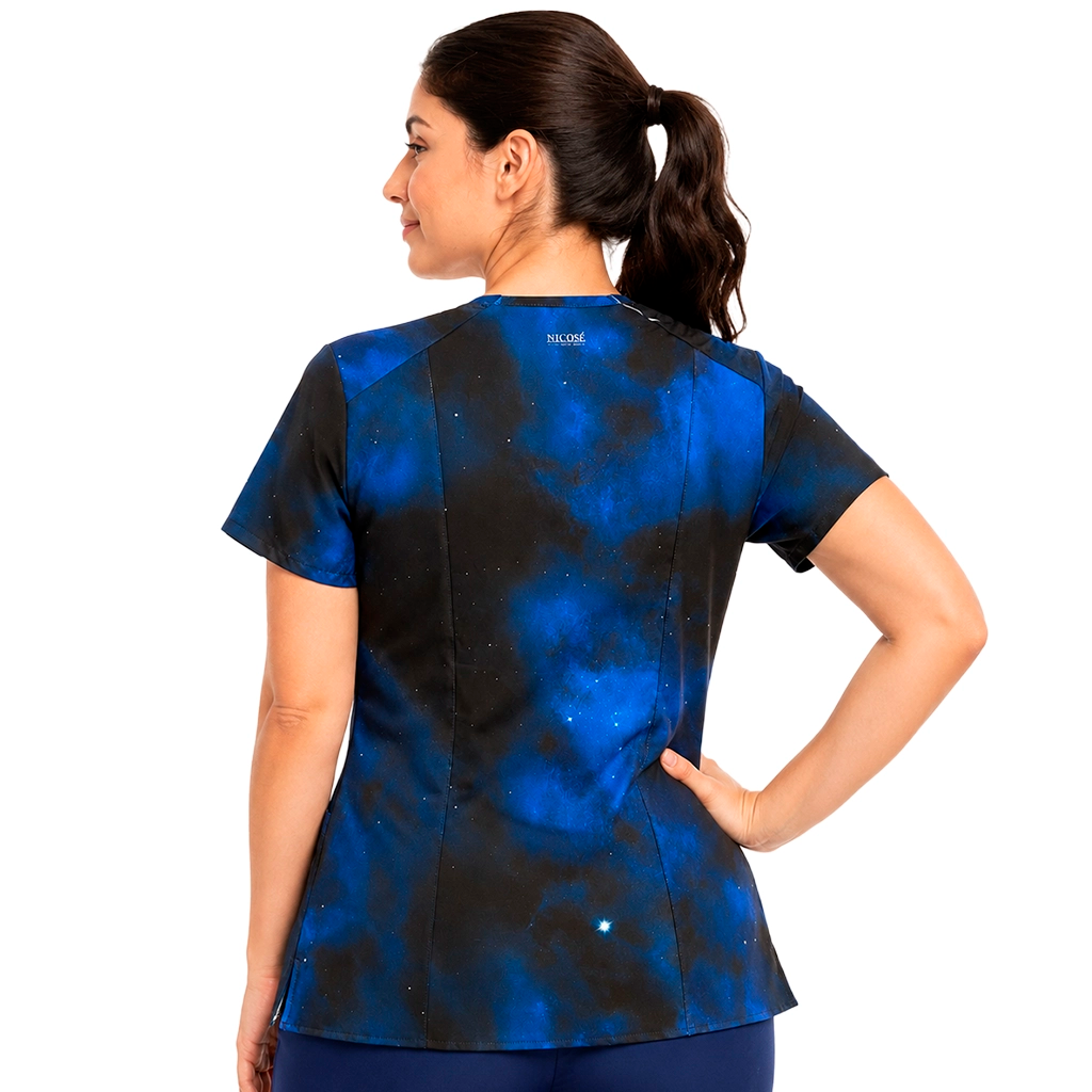 Top clínico mujer galaxia azul puesto por modelo, vista trasera