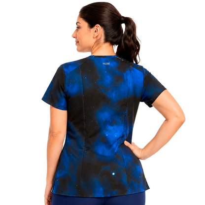 Top clínico mujer galaxia azul puesto por modelo, vista trasera