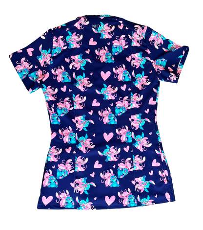 Top clínico de mujer con diseño Stitch y Angel, vista 2