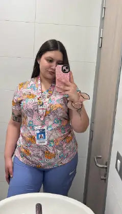 Enfermera usando uniforme clínico personalizado con diseño exclusivo