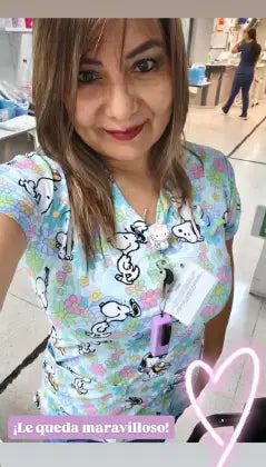 Clienta con uniforme clínico personalizado estampado floral Nicosé