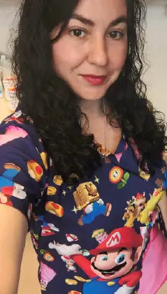 Profesional de la salud con delantal clínico personalizado Nicosé