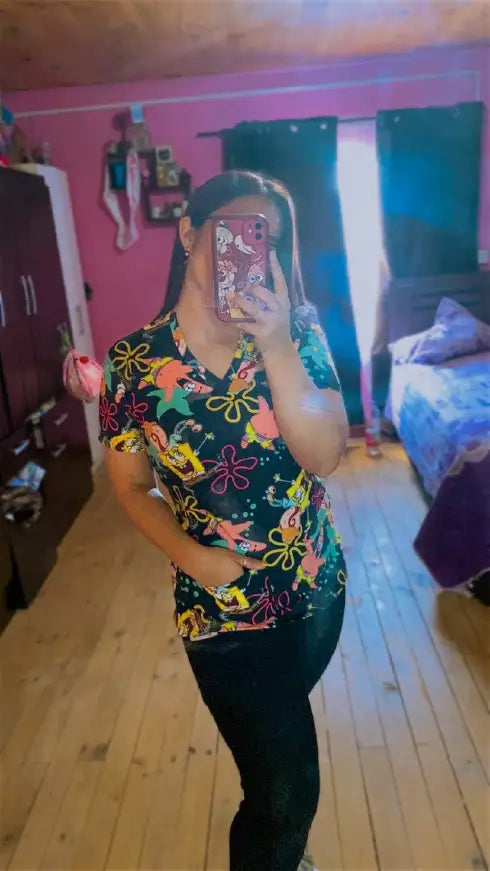 Profesional de salud con top clínico personalizado estampado Nicosé