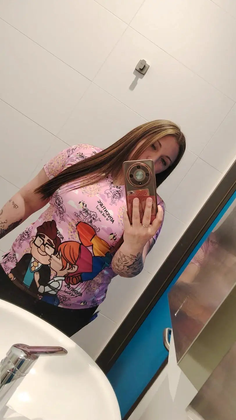 Clienta Nicosé con top clínico estampado antifluido