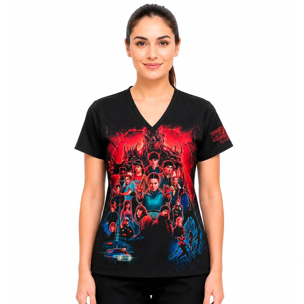 Top clínico de mujer con diseño Stranger Things, en tela antifluido