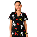 Top clínico de mujer con diseño Snoopy Corazones, en tela antifluido